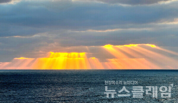 포항에서 영덕으로 넘어가는 도보여행길에서 가장 기억에 남는 장면은 아침에 구름을 뚫고 바다위로 쏟아져 내리던 햇빛이었다. 사진=오근식 객원위원