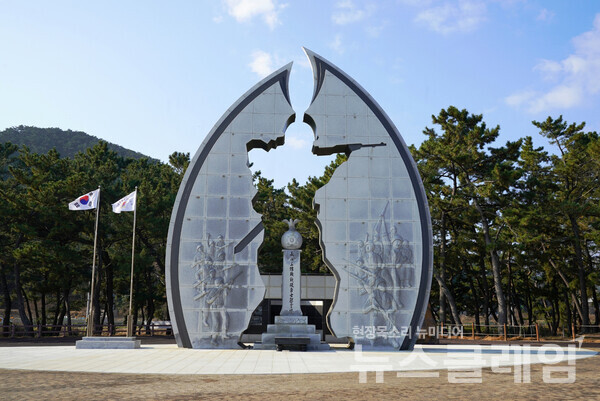 장사상륙전몰용사위령탑은 인천상륙작전의 성공을 위해 하루 전 날 이곳 장사해변에서 상륙작전 중 희생된 130명의 대원의 충혼을 기리고 있다. 사진=오근식 객원위원