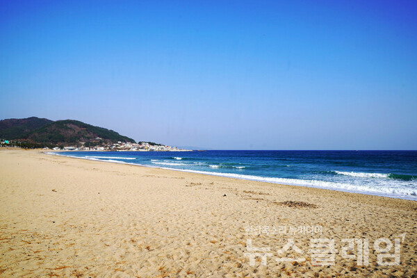 장사상륙작전을 기리는 기념관과 위령비를 통해 고귀한 희생을 처음 알게 된 후 본 장사해변 북쪽 풍경이 한층 더 귀하게 다가왔다. 사진=오근식 객원위원
