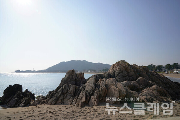 장사해변을 지나 바닷가에서 멋진 바위와 함께 장사상륙작전 현장을 다시 바라보며 그 희생을 다시 가슴에 새겼다. 9월 14일은 장사상륙작전 전승기념일이다. 사진=오근식 객원위원