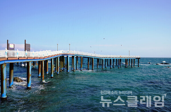 바위가 많은 동해안 바닷가에서는 멀리 바다로 나가지 않아도 그 풍경이 아름답지만 바다위로 걸어나가면 산책로 아래에서 부서지는 파도와 해안의 경치가 새롭다. 사진=오근식 객원위원