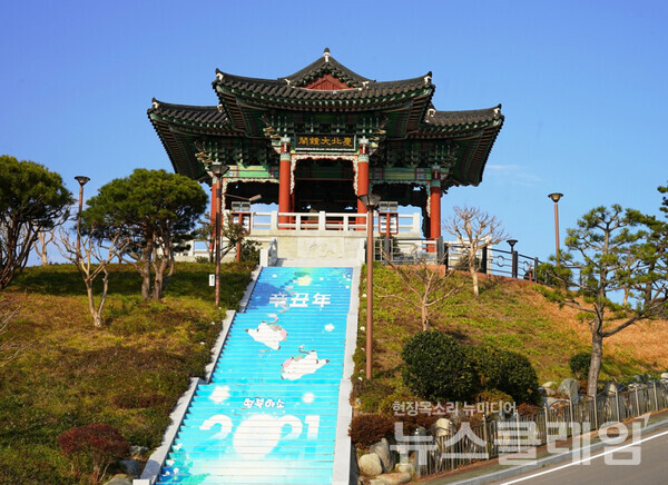 영덕의 삼사해상공원은 경북대종, 영덕어촌민속전시관 등 소소한 볼거리를 갖추고 있다. 이곳에서 바라보는 동해바다가 장쾌하다. 사진=오근식 객원위원