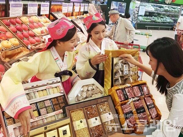 롯데마트 제타플렉스 서울역점에서 선물세트를 홍보하고 있는 모습. 롯데쇼핑 제공