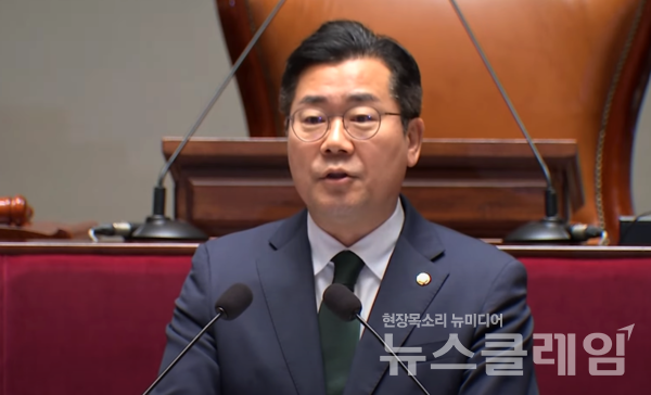 박찬대 더불어민주당 당대표 직무대행 겸 원내대표가 30일 오전 국회에서 '방송4법'을 모두 통과시킨 뒤 개최한 의원총회에서 발언하고 있다. 사진=더불어민주당