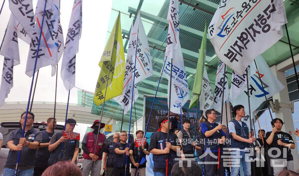 30일 오전 인천공항 제2여객터미널에서 열린 '인천공항지역지부 2024년 총파업 출정식'