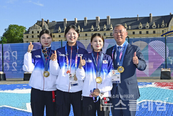 정의선 현대차그룹 회장이 여자 양궁 단체 국가대표 선수들의 올림픽 10연패를 축하하고 있다. 사진=현대자동차