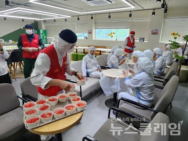 샤니 성남생산센터에서 온열질환 예방을 위해 근로자들에게 수박화채를 제공하고 있다. SPC그룹 제공