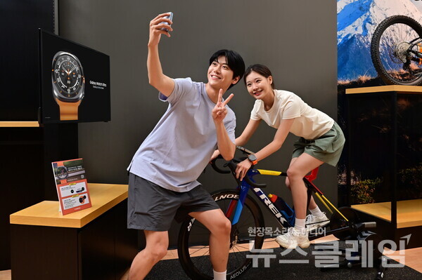 삼성전자와 '트렉 바이시클'의 협업으로 진행되는 '울트라 라이딩 챌린지'에서 사이클 운동에 최적화된 '갤럭시 워치 울트라'를 체험하는 모습. 삼성전자 제공
