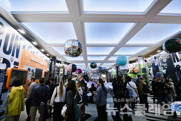 코리아하우스의 CJ 그룹관에서 관람객들이 K-컬처 전시물을 보고 있다. CJ그룹 제공