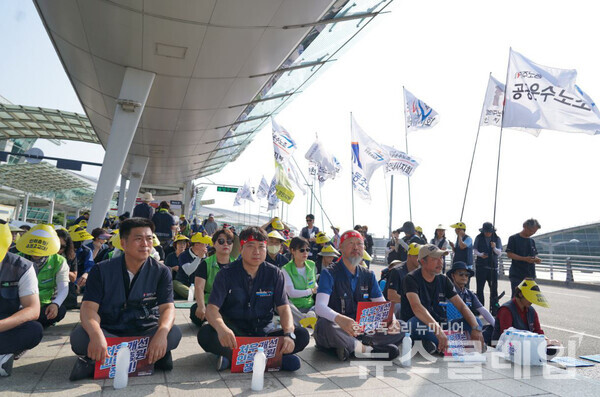 13일 오전 인천국제공항 제1여객터미널에서 열린 '인천공항지역지부 2024년 총파업 대행진'. 사진=인천공항지역지부