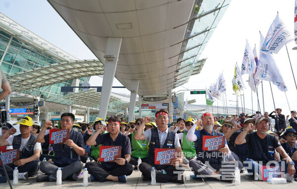 13일 오전 인천국제공항 제1여객터미널에서 열린 '인천공항지역지부 2024년 총파업 대행진'. 사진=공공운수노조