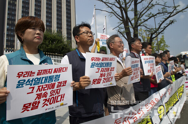 13일 오전 서울정부청사 앞에서 진행된 '노조법 2·3조, 방송 4법 거부권 의결, 윤석열대통령 거부' 기자회견'. 사진=민주노총