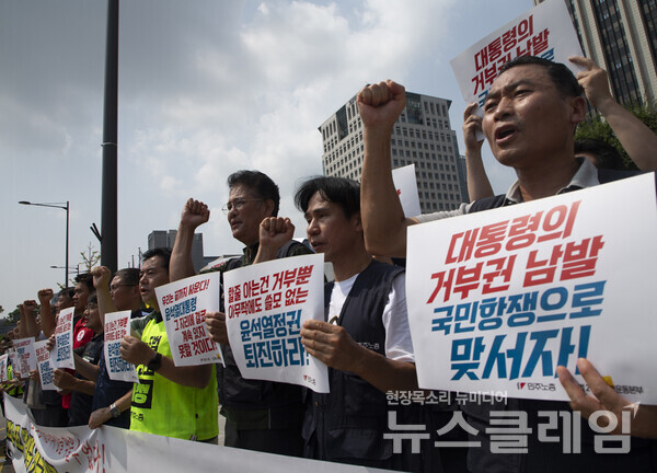 13일 오전 서울정부청사 앞에서 진행된 '노조법 2·3조, 방송 4법 거부권 의결, 윤석열대통령 거부' 기자회견'. 사진=민주노총