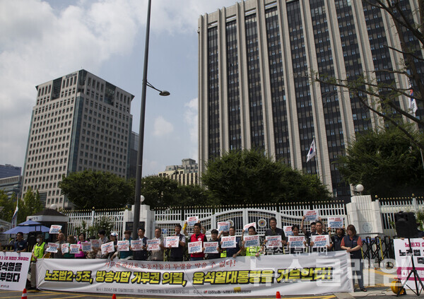 13일 오전 서울정부청사 앞에서 진행된 '노조법 2·3조, 방송 4법 거부권 의결, 윤석열대통령 거부' 기자회견'. 사진=민주노총