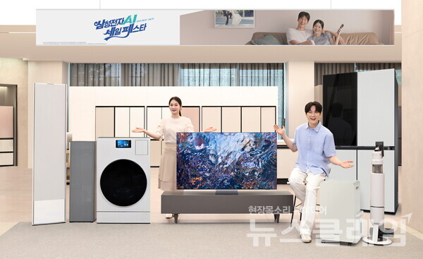 삼성전자 모델이 '삼성전자 AI 세일 페스타'를 소개하고 있다. 삼성전자 제공