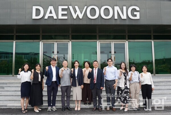 요녕대웅제약 및 선양다산연구소 관계자들이 협약 체결 후 기념촬영을 하고 있다. (왼쪽에서 4번째부터)염동 심양다산연구소 총경리, 문지영 대웅제약 글로벌사업본부 센터장. 대웅 제공