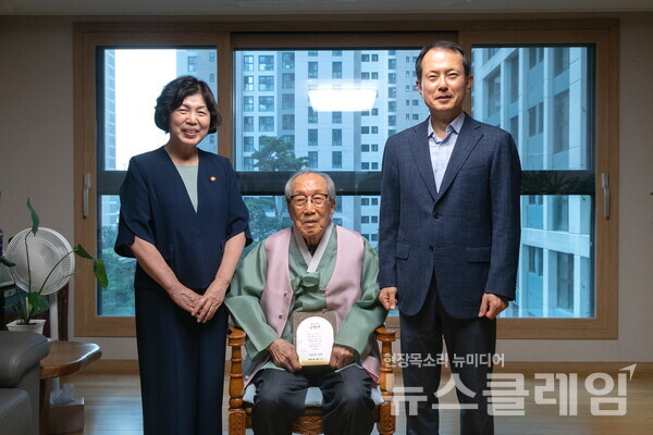 (왼쪽부터)강정애 국가보훈부 장관, 김영관 애국지사, 빙그레 전창원 대표이사. 사진=빙그레