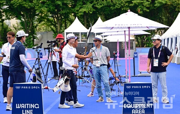 현대차그룹 정의선 회장이 지난 1일 파리 앵발리드에 있는 연습장을 찾아 양궁 3개 종목(여자개인·여자단체·혼성단체) 금메달리스트 임시현(사진 왼쪽 넷째)과 장영술(오른쪽 첫째) 대한양궁협회 부회장, 양창훈(오른쪽 셋째) 여자 양궁 대표팀 감독과 대화하고 있다. 대한양궁협회 제공