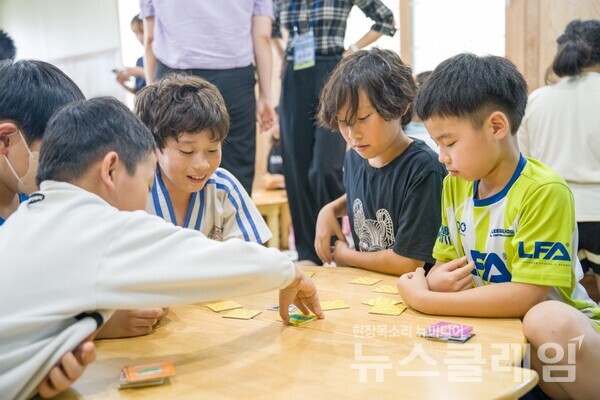 지난 19일 경기도 광명시 소재 빛나라 소하 지역아동센터에서 ‘신한 생물다양성 꿈나무 프렌즈’ 교육을 실시하고 아동들이 프로그램에 참여하고 있다. 신한은행 제공