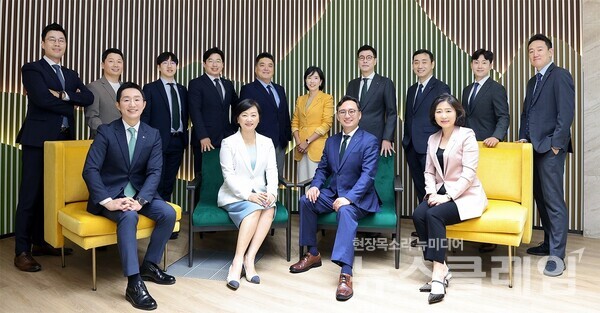 (앞줄 왼쪽부터)배도진 하나은행 자산관리컨설팅센터 부장, 이은정 하나은행 WM본부 본부장, 조대현 하나증권 WM영업본부 본부장, 김정현 하나증권 금융상품추진실 실장이 '하나 패밀리오피스 원 솔루션' 전담 직원들과 기념 촬영을 하고 있다. 하나은행 제공