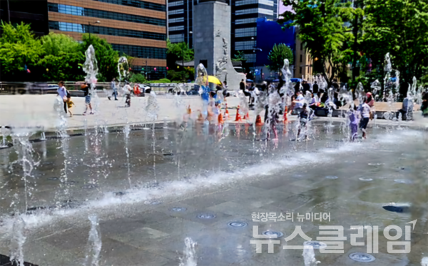 폭염이 계속되고 있는 20일 서울 광화문광장 분수대가 물줄기를 내뿜고 있다. 사진=김성훈 기자