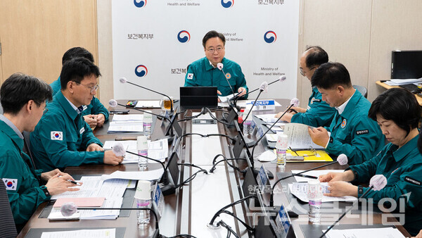 지난 14일 '코로나19 유행 동향 및 대응 방안' 관계부처 합동회의를 주재하고 있는 조규홍 보건복지부 장관. 사진=보건복지부