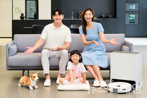 삼성전자 모델들 스마트 포워드를 통해 물걸레 자동 세척 로봇청소기 '비스포크 AI 스팀'에 적용된 '스팀집중모드'를 소개하고 있다. 삼성전자 제공