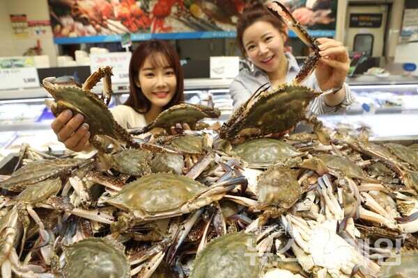 제타플렉스 서울역점에서 모델들이 헷꽃게를 들고 홍보하고 있다. 롯데쇼핑 제공