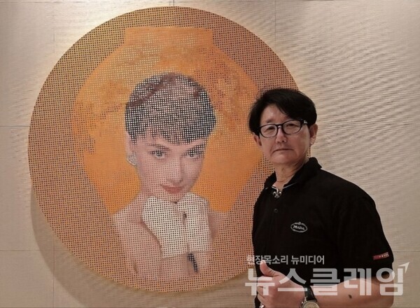 철화백자와 오드리햅번(100호/2024) 작품과 김중식 작가. 미래에셋증권 제공