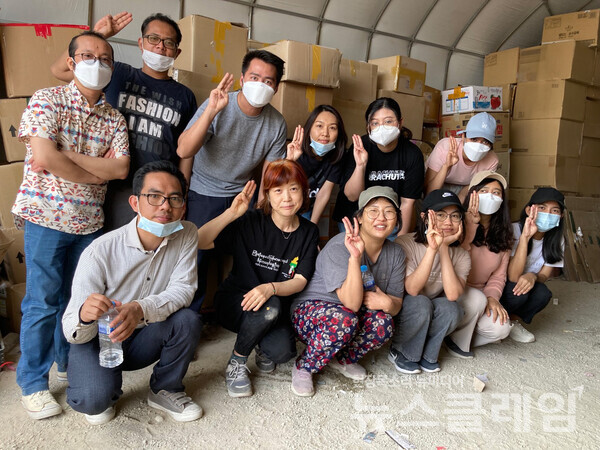 생리대 등 여성 생필품을 지원 받은 미얀마 현지 자원봉사자들. 엘지유니참 제공