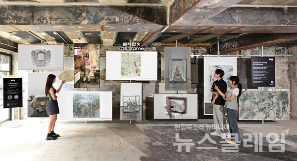 삼성전자 모델이 '바자展: UNDER/STAND with 삼성 The Frame'에서 라이프스타일 TV 삼성 '더 프레임'을 활용한 10M 길이의 대형 아트 월을 체험하고 있다. 삼성전자 제공