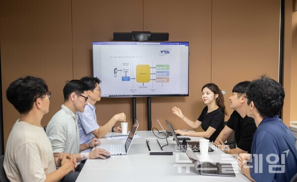 통신3사 관계자들이 네트워크 오픈 API 표준화를 위해 논의하고 있다. LG유플러스 제공