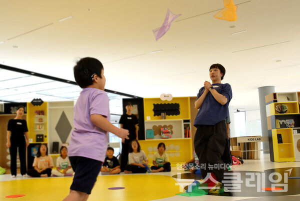 KB금융그룹(회장 양종희)은 서울 삼성문화재단 리움미술관과 협업해 ‘늘봄학교’ 청각장애 초등학생을 위한 감각 체험 프로그램인 ‘콘택트먼트(C♡NTACT+MENT)’를 진행했다고 29일 밝혔다. KB금융그룹 제공