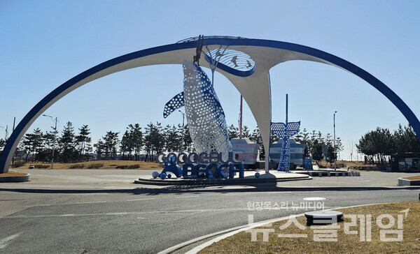 영덕 북쪽의 ‘고래불’은 목은 이색 선생이 이곳 앞바다에서 노니는 고래를 보며 마치 고래불(불은 벌판을 뜻하는 옛말) 같다고 해서 이곳의 지명이 되었다고 한다. 사진=오근식 객원위원