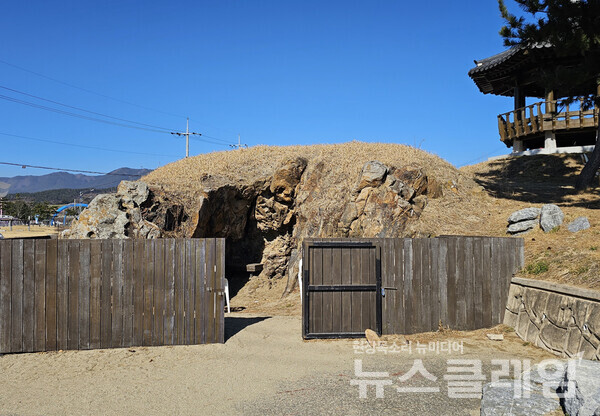 고래불해변 끝의 용머리공원 아래의 제당인데 이곳에서 5년마다 마을 풍어제가 시작되며 무속인들이 많이 찾는 곳이라 한다. 사진=오근식 객원위원