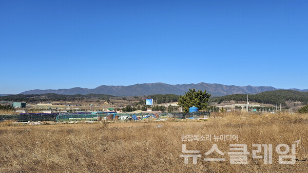 용머리공원을 지나며 보이는 서쪽의 산줄기가 마치 논밭의 울타리처럼 보인다. 동해안에서는 드물게 넓은 평야가 이곳까지 이어지고 있다. 사진=오근식 객원위원