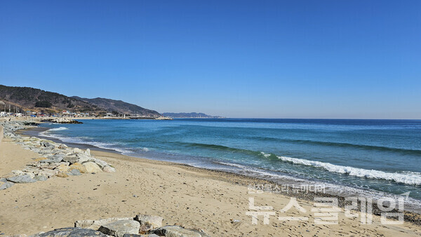 아직은 멀리 후포항이 아득한데 논과 밭은 거의 사라지고 산 아래 드문드문 집들만 흩어져 있다. 사진=오근식 객원위원