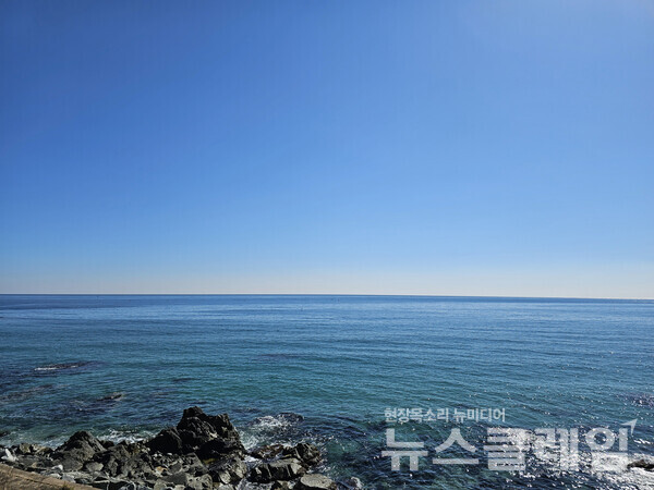 일망무제(一望無際), 창해무변(滄海無邊), 어떤 말로도 다 설명할 수 없는 푸르름이 좋은 날이었다. 미당의 시를 흥얼거린다. 눈이 부시게 푸르른 날은 그리운 사람을... 사진=오근식 객원위원