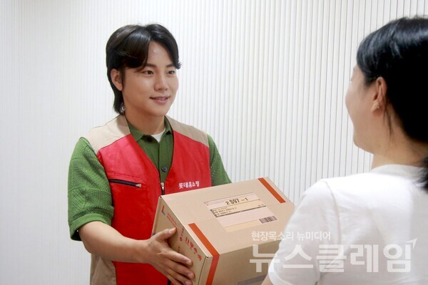 롯데홈쇼핑(대표 김재겸)은 고객 개인정보 보호를 위해 운송장에서 고객 이름, 연락처를 제거한 '보안택배 서비스'를 업계 최초로 도입했다. 롯데홈쇼핑 제공