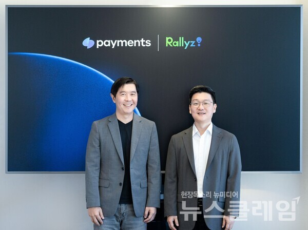 박기홍 배컴 대표이사(오른쪽)와 김진형 토스페이먼츠 CBO(왼쪽)가 전략적 업무 협약 체결(MOU)을 기념해 사진 촬영에 임하고 있다. 웅진그룹 제공