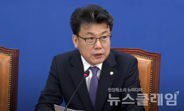 진성준 더불어민주당 정책위의장은 3일 오전 원내대책회의에서 발언하고 있다. 사진=더불어민주당