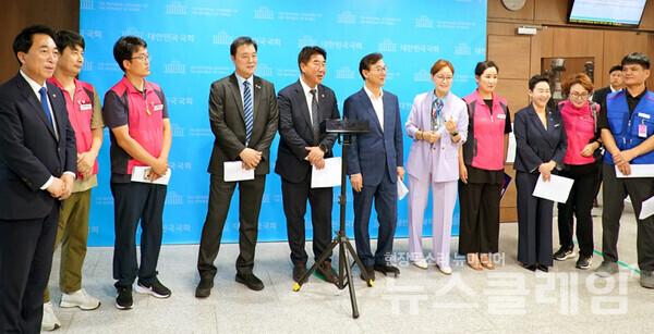 2일 오전 서울 여의도 국회 소통관에서 개최된 '윤석열 정부 2년 학교문화예술교육 예산 86% 삭감 규탄 기자회견'. 사진=학비노조