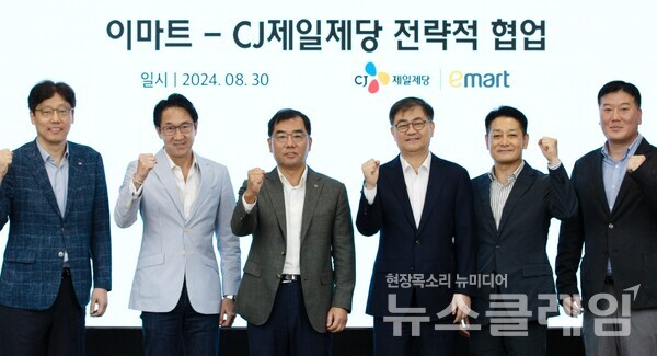 (좌측부터)김상익 CJ제일제당 식품한국총괄, 박민석 CJ제일제당 식품사업부문 대표, 강신호 CJ제일제당 부회장, 이마트 한채양 대표, 이마트 황운기 상품본부장, 이마트 이형순 HomeMeal 담당. 이마트 제공