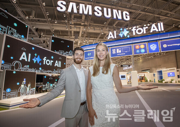 오는 6일부터 10일(현지시간) 'IFA 2024'가 열리는 독일 베를린 '메세 베를린(Messe Berlin)'의 '시티큐브 베를린(City Cube Berlin)' 에 위치한 삼성전자 전시관 입구에서 삼성전자 모델이 전시 주제인 '모두를 위한 AI(AI for All)'를 소개하고 있다. 삼성전자 제공