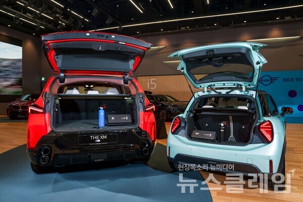 BMW 그룹 코리아(대표 한상윤)는 ‘소방시설 설치 및 관리에 관한 법률’ 개정에 발맞춰 출고하는 모든 BMW 및 MINI 차량에 자체 제작한 차량용 소화기를 비치한다고 5일 밝혔다. BMW 그룹 코리아 제공