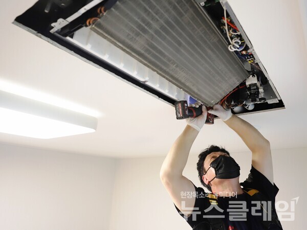 롯데하이마트가 고객 가전 구매 생애 주기 전반을 케어하는 서비스 강화 전략이 성과를 보이자 고도화에 나선다. 롯데하이마트 제공