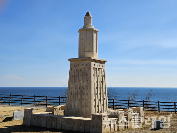 바다 풍경이 일품이어서 어느 곳을 바라보고 사진을 찍어도 좋은 조형물들이 가득하다. 눈길을 끄는 이 모형은 이집트 알렉산드리아 파로스 섬에 있었던 세계최초의 등대다. 오늘날 40층 건물의 높이와 비슷한 크기의 이 등대에서 밝히는 빛은 반사경을 타고 50km 밖까지 전해졌다고 하며, 후대에 지진으로 무너져 지금은 존재하지 않는다고 한다. 사진=오근식 객원위원