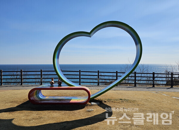 이곳을 찾은 사람들이 바다를 배경으로 사진을 찍을 수 있도록 설치한 많은 조형물 중의 하나다. 사진=오근식 객원위원