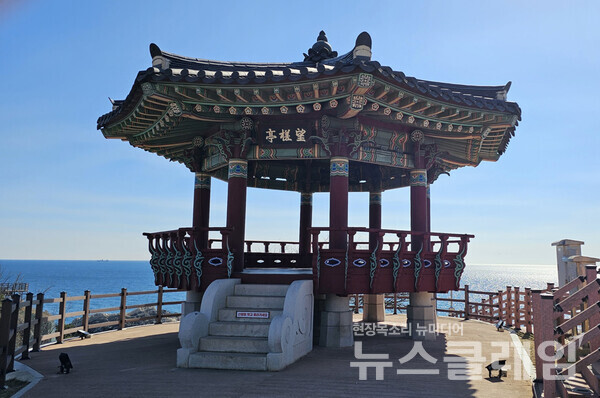 등기산을 내려오는 길에 서 있는 이 망사정에서 바라보는 바다 풍경은 단연 최고다. 고려시대 학자 근재 안축의 시 한수가 번역문과 함께 걸려 있다. 사진=오근식 객원위원