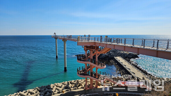 요즘엔 케이블카만큼이나 흔한 스카이워크 전망대다. 전망대 끝에서 바라보는 경치보다는 이 구조물을 포함한 경치가 더 아름다웠다. 사진=오근식 객원위원